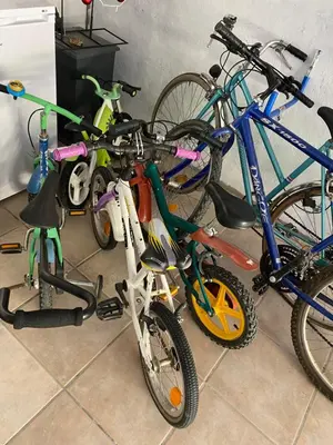 Vélo sur le terrain de l'établissement Le Gîte du Puit des Granges ou dans les environs