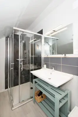Salle de bains dans l'établissement Le Gîte du Puit des Granges