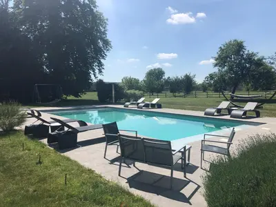 Piscine de l'établissement Le Baptistère - Adults only ou située à proximité