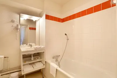 Salle de bains dans l'établissement Vacancéole - Les Demeures Champenoises Confort