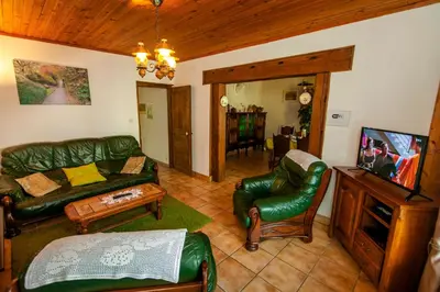 Télévision ou salle de divertissement dans l'établissement Gîte 