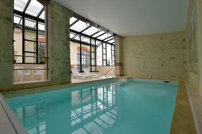 Piscine de l'établissement Hôtel Castel Jeanson ou située à proximité