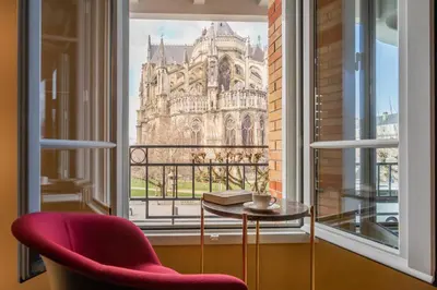 Coin salon dans l'établissement Les Suites 7 Anges - Vue Cathédrale, Parking & Centre Historique Reims