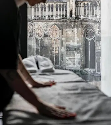 Un ou plusieurs lits dans un hébergement de l'établissement Les Suites 7 Anges - Vue Cathédrale, Parking & Centre Historique Reims