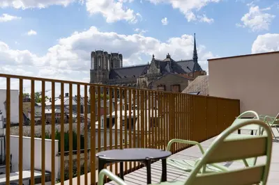 Balcon ou terrasse dans l'établissement Les Suites 7 Anges - Vue Cathédrale, Parking & Centre Historique Reims