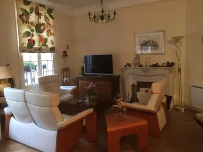 Télévision ou salle de divertissement dans l'établissement Le Clos des Roys