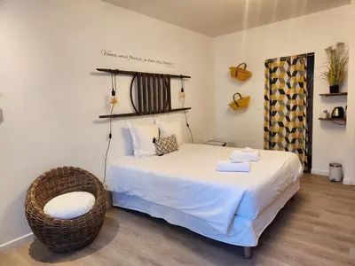 Un ou plusieurs lits dans un hébergement de l'établissement Chambres privées hyper-centre Epernay lit 160x200cm