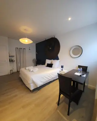 Un ou plusieurs lits dans un hébergement de l'établissement Chambres privées hyper-centre Epernay lit 160x200cm
