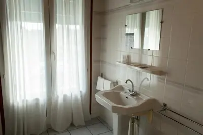 Salle de bains dans l'établissement Hôtel de Flandre Compiègne Centre-Ville