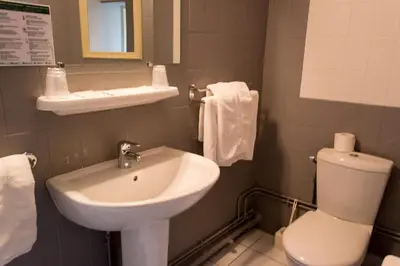 Salle de bains dans l'établissement Hôtel de Flandre Compiègne Centre-Ville