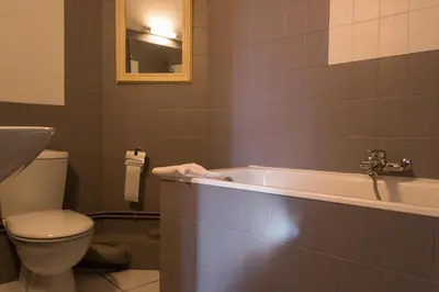 Salle de bains dans l'établissement Hôtel de Flandre Compiègne Centre-Ville