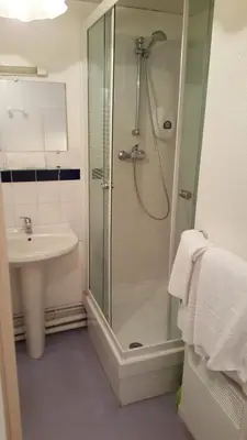 Salle de bains dans l'établissement Résidence Hôtelière Poincaré