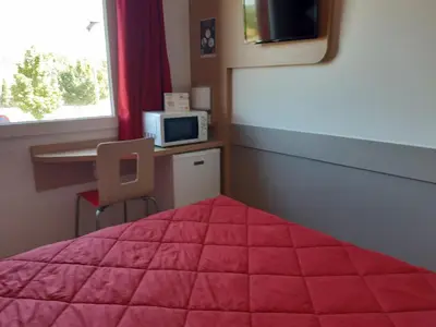 Télévision ou salle de divertissement dans l'établissement Premiere Classe Reims Nord - Bétheny
