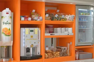 Cuisine ou kitchenette dans l'établissement Premiere Classe Reims Nord - Bétheny