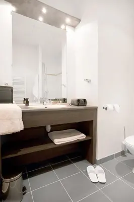 Salle de bains dans l'établissement Residhome Reims Centre