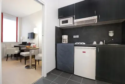 Cuisine ou kitchenette dans l'établissement Residhome Reims Centre