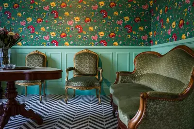 Coin salon dans l'établissement L'HEURE BLEUE