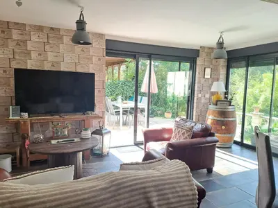 Télévision ou salle de divertissement dans l'établissement Oclos du RhuisO