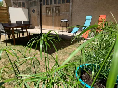 Jardin de l'établissement Gîtes Sérénaé avec vue sur rivière
