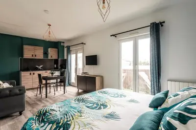 Un ou plusieurs lits dans un hébergement de l'établissement CHIC B&B + Balcony - Hyper center