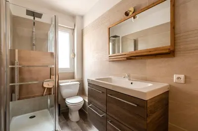 Salle de bains dans l'établissement CHIC B&B + Balcony - Hyper center