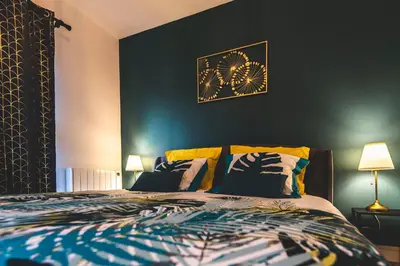 Un ou plusieurs lits dans un hébergement de l'établissement CHIC B&B + Balcony - Hyper center