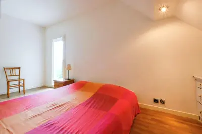Un ou plusieurs lits dans un hébergement de l'établissement Maison chaleureuse à Saints avec jardin et terrasse