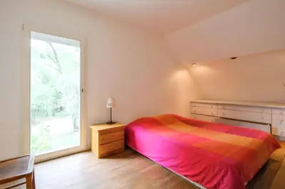 Un ou plusieurs lits dans un hébergement de l'établissement Maison chaleureuse à Saints avec jardin et terrasse