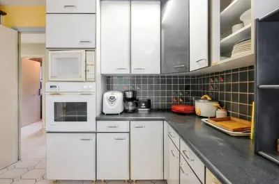 Cuisine ou kitchenette dans l'établissement Maison chaleureuse à Saints avec jardin et terrasse