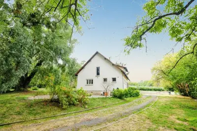 Jardin de l'établissement Maison chaleureuse à Saints avec jardin et terrasse