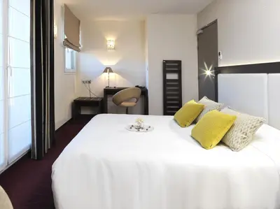 Un ou plusieurs lits dans un hébergement de l'établissement Hôtel Restaurant Les Grains d'Argent Dizy - Epernay