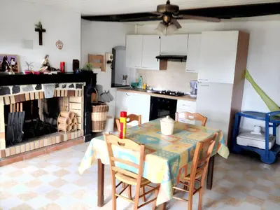 Cuisine ou kitchenette dans l'établissement Maison charmante à Clairfayts avec terrasse accueillante