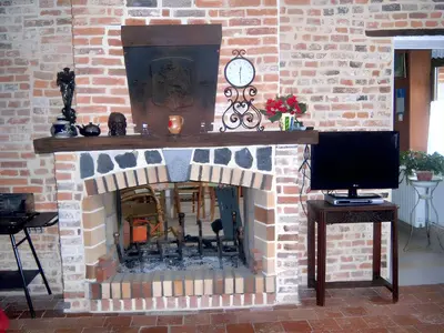 Télévision ou salle de divertissement dans l'établissement Maison charmante à Clairfayts avec terrasse accueillante