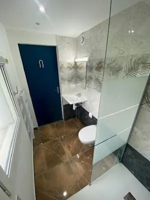 Salle de bains dans l'établissement Fasthotel Soissons Nord