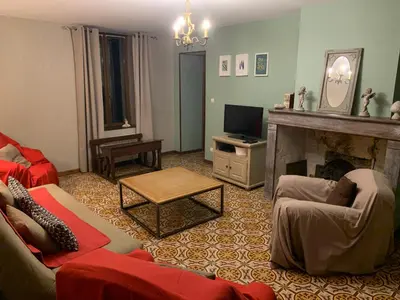 Télévision ou salle de divertissement dans l'établissement Maison indépendante à la campagne
