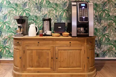 Plateau bouilloire dans l'établissement Cit'Hotel - Hotel Le Cèdre