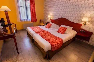 Un ou plusieurs lits dans un hébergement de l'établissement Cit'Hotel - Hotel Le Cèdre