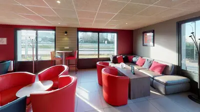 Coin salon dans l'établissement Kyriad Meaux Sud Nanteuil Les Meaux