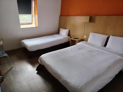 Un ou plusieurs lits dans un hébergement de l'établissement Kyriad Laon