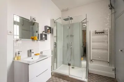 Salle de bains dans l'établissement Le cœur de Reims, la mairie et le Boulingrin