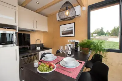 Cuisine ou kitchenette dans l'établissement COTTAGES ANTOINETTE