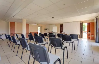 Coin salon dans l'établissement Brit Hotel Reims La Pompelle