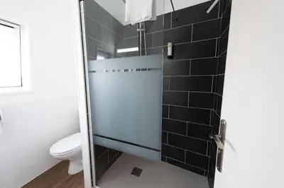Salle de bains dans l'établissement Logis - Hostellerie & Restaurant du Marché