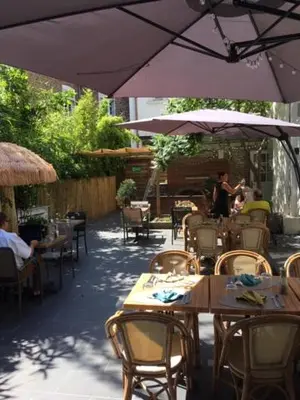 Restaurant ou autre lieu de restauration dans l'établissement Logis - Hostellerie & Restaurant du Marché
