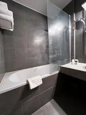 Salle de bains dans l'établissement Hôtel Le Château Fort de Sedan