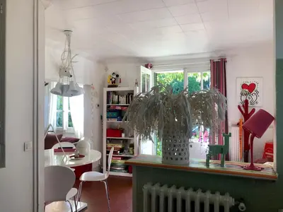 Coin salon dans l'établissement Adorable et amusante maison de campagne