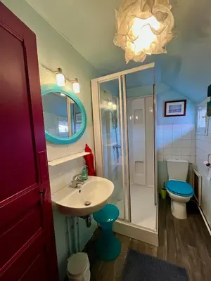 Salle de bains dans l'établissement Adorable et amusante maison de campagne