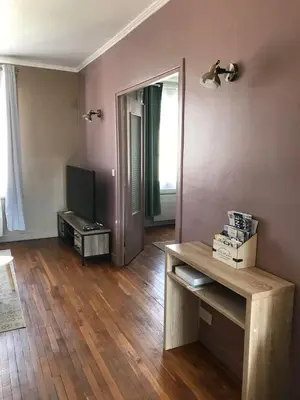 Télévision ou salle de divertissement dans l'établissement appartement de charme en plein coeur du centre ville de Compiègne
