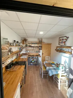 Cuisine ou kitchenette dans l'établissement Double room on farm (La ferme du Tao)
