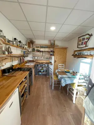 Cuisine ou kitchenette dans l'établissement Double room on farm (La ferme du Tao)